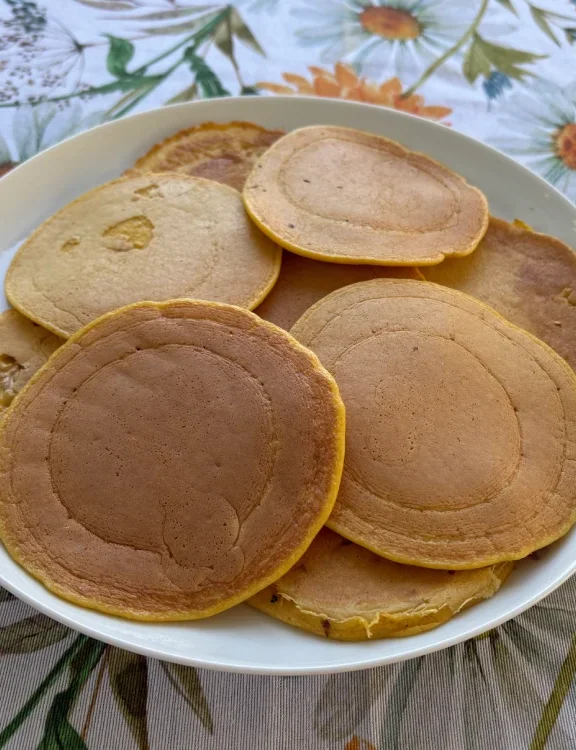 Pancakes alle carote: ricetta facile con latte vegetale